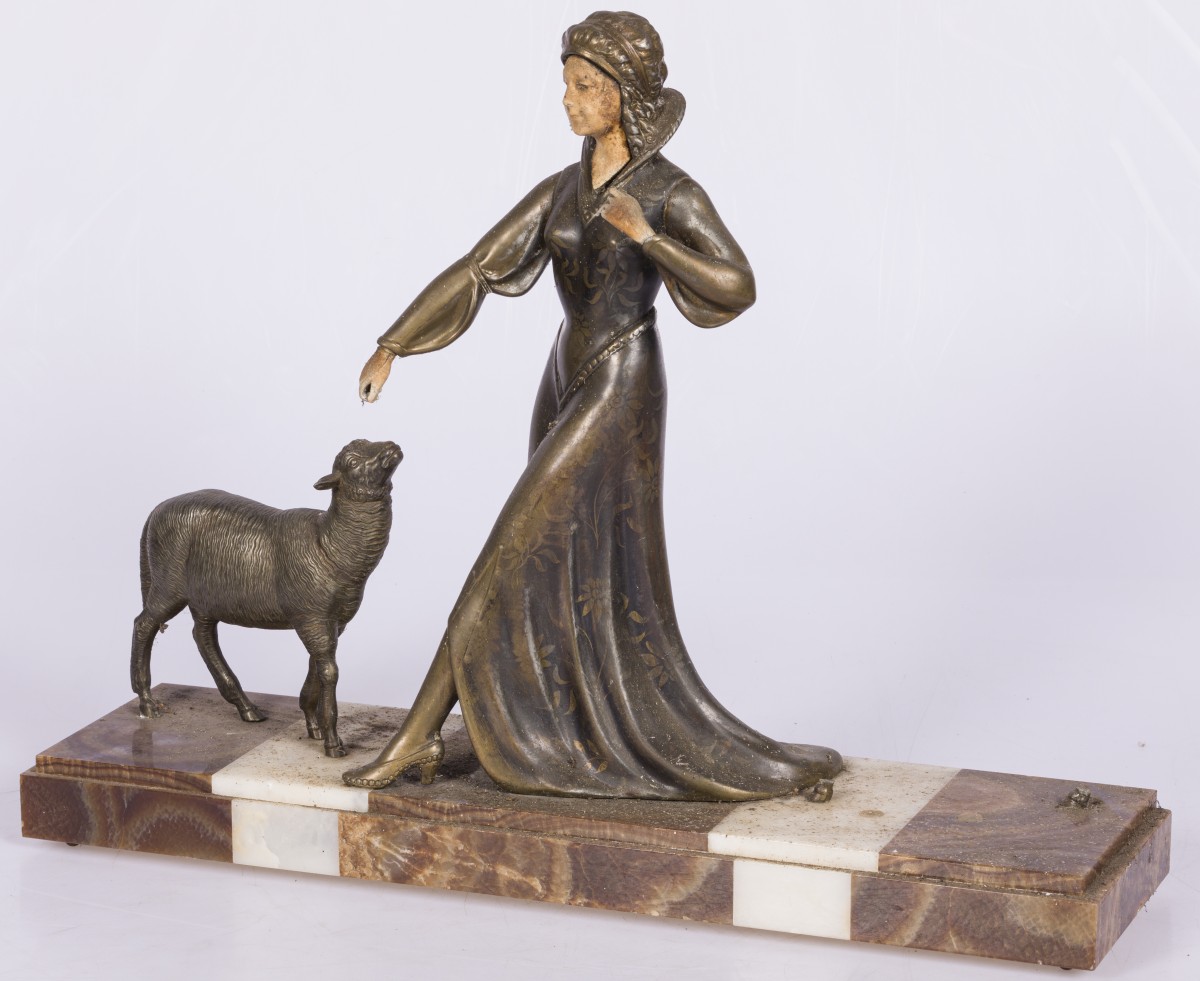 Een ZAMAK sculptuur van een dame en een schaap, Italië, 2e kwart 20e eeuw.