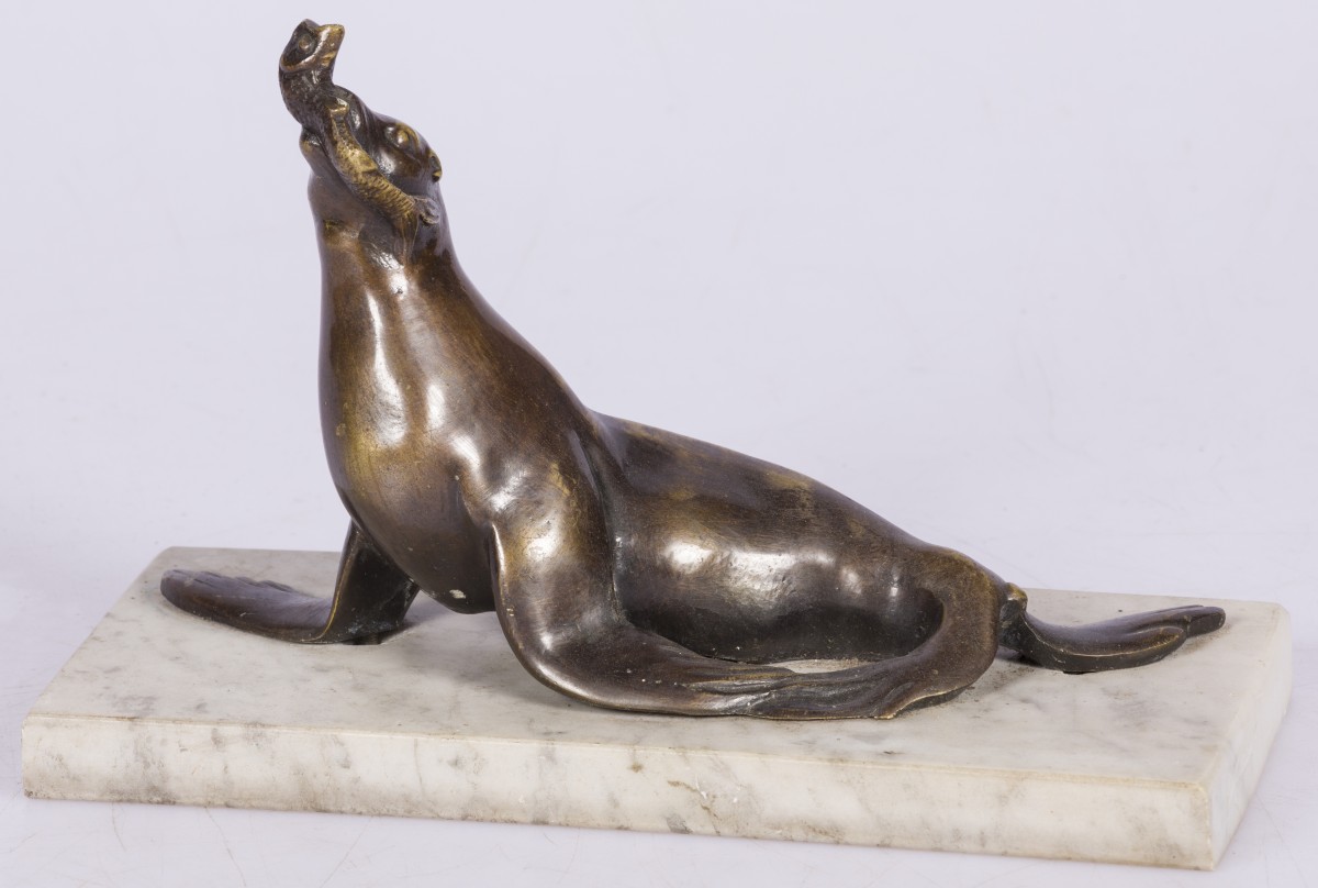 Een bronzen sculptuur van een zeehond met gevangen vis, Frankrijk, 2e kwart 20e eeuw.