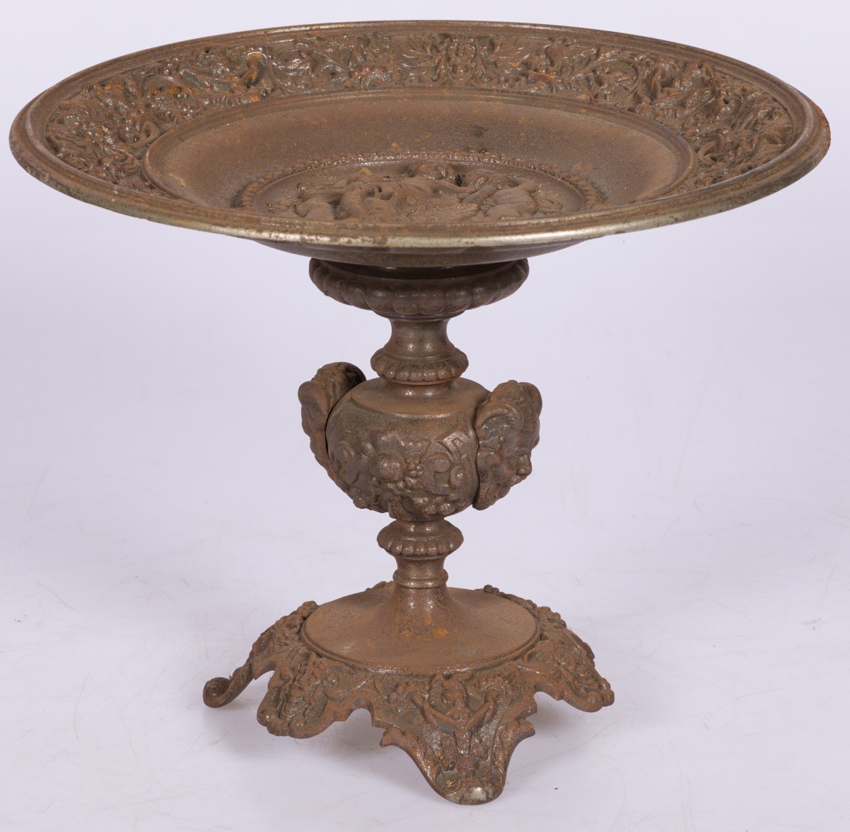 Een ZAMAK tazza met reliefdecor, Duitsland, ca. 1900.