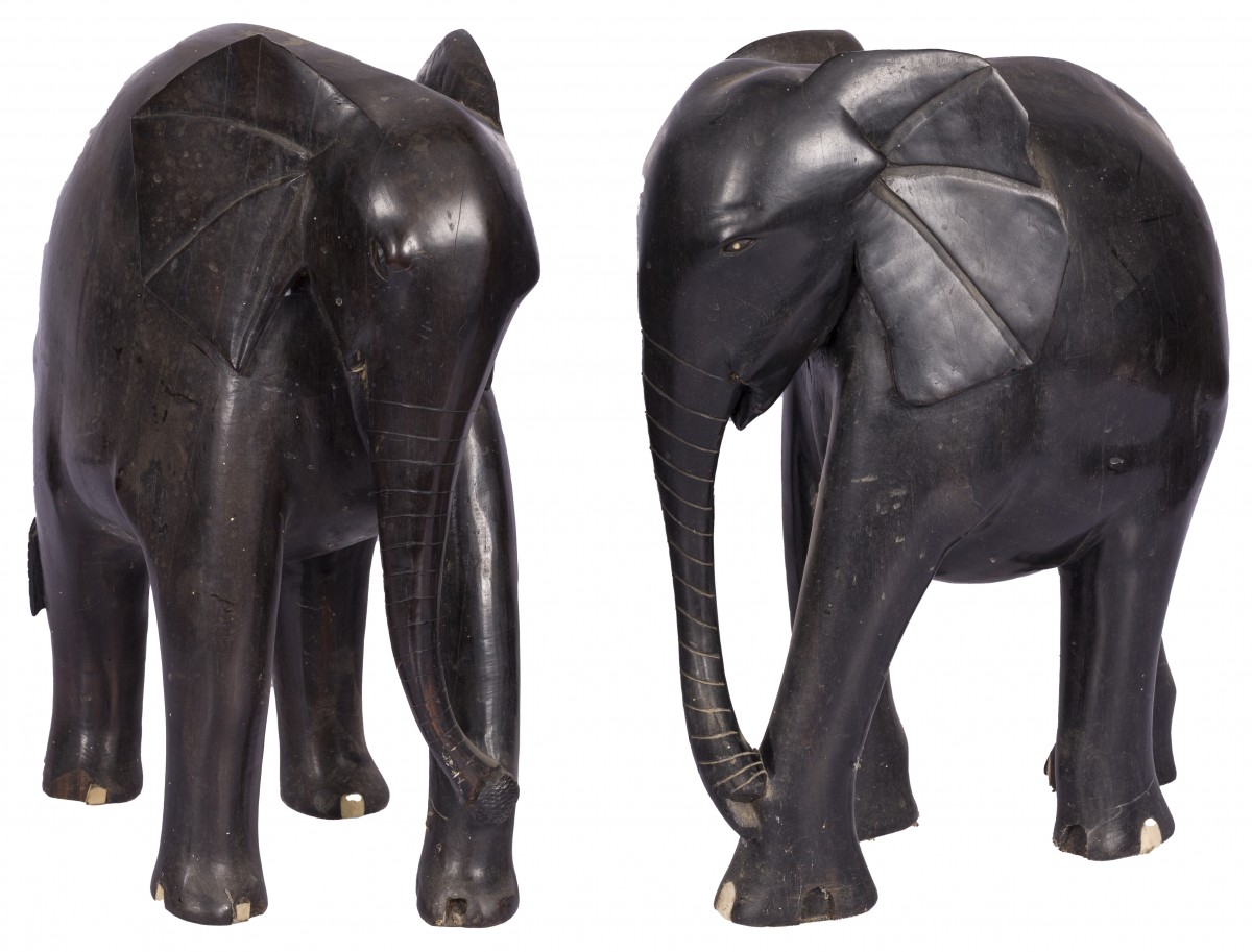 Een set van (2) zwart houten sculpturen van olifanten, Afrika, mid. 20e eeuw.