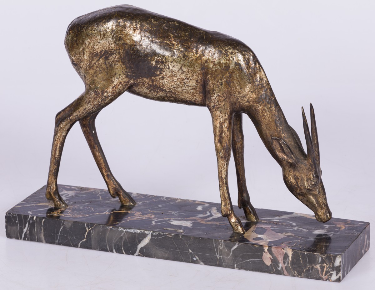 Een bronzen sculptuur van een grazende gazelle, Frankrijk, 2e kwart 20e eeuw.