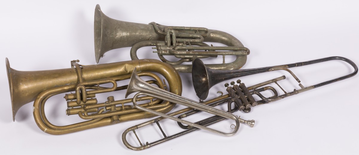 Een lot bestaande uit (4) diverse blaasinstrumenten, 20 eeuw.