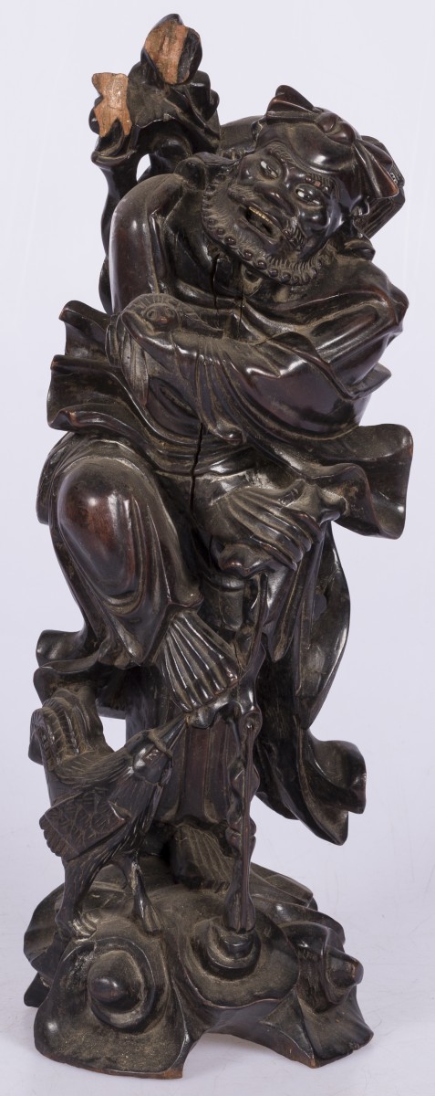 Een hardhouten sculptuur van een wijsgeer, China, 1e kwart 20e eeuw.