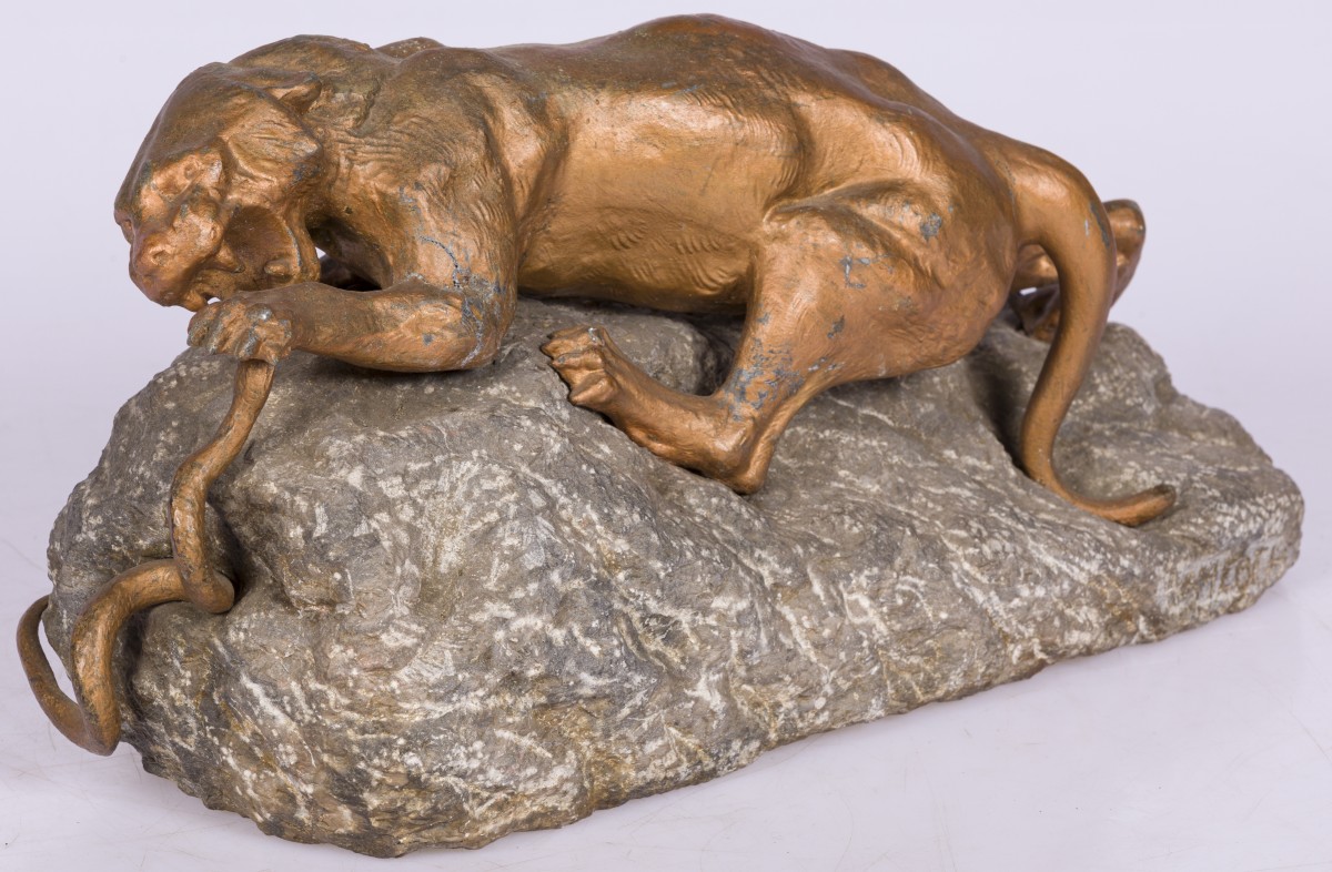 Een ZAMAK sculptuur van een tijger in gevecht met een slang, Frankrijk, 2e kwart 20e eeuw.