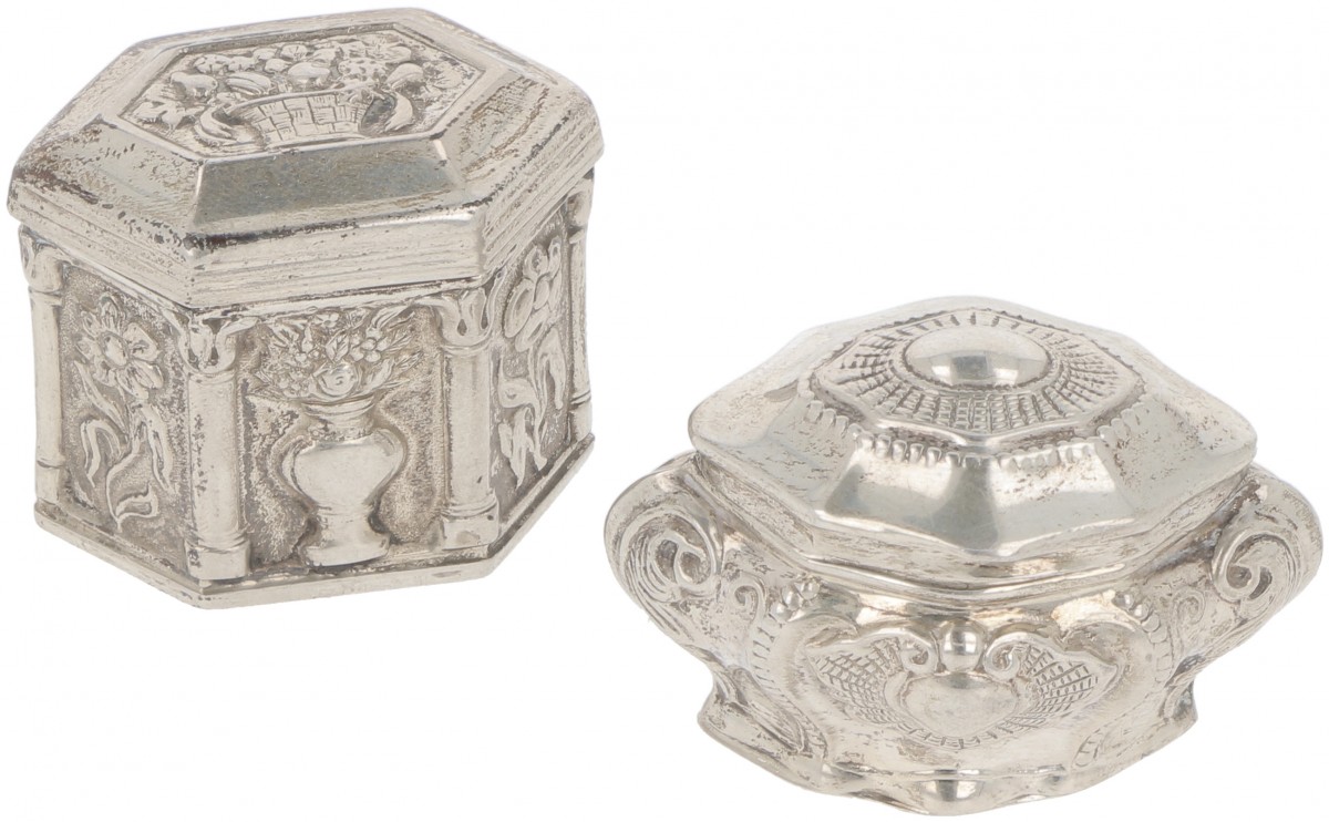 (2) delig lot lodereindoosjes zilver.