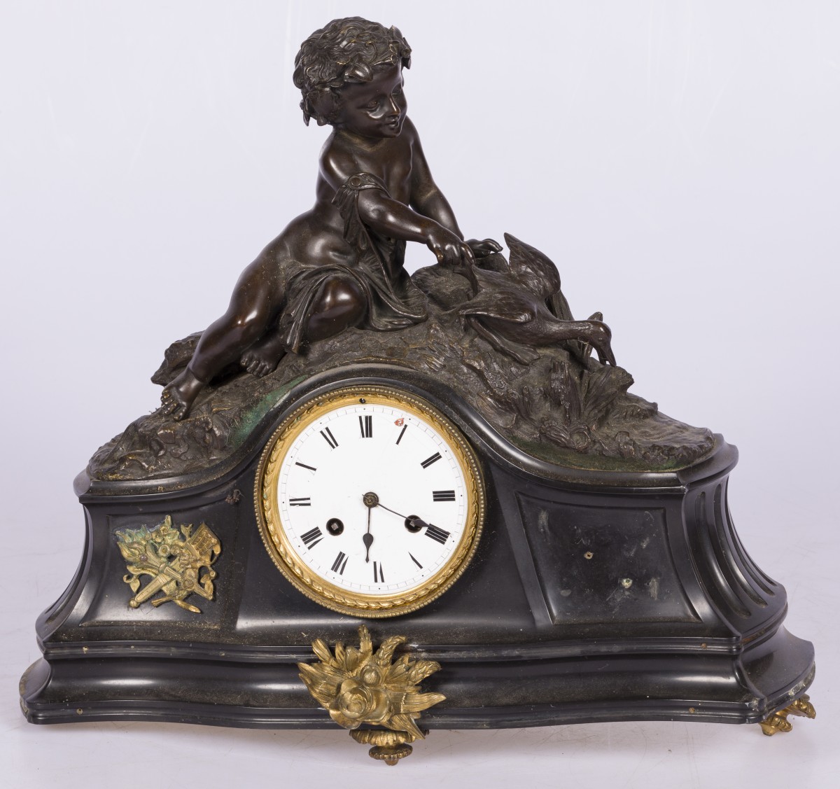 Een schouwpendule met bronzen sculptuur van een putto, Frankrijk, 19e eeuw.