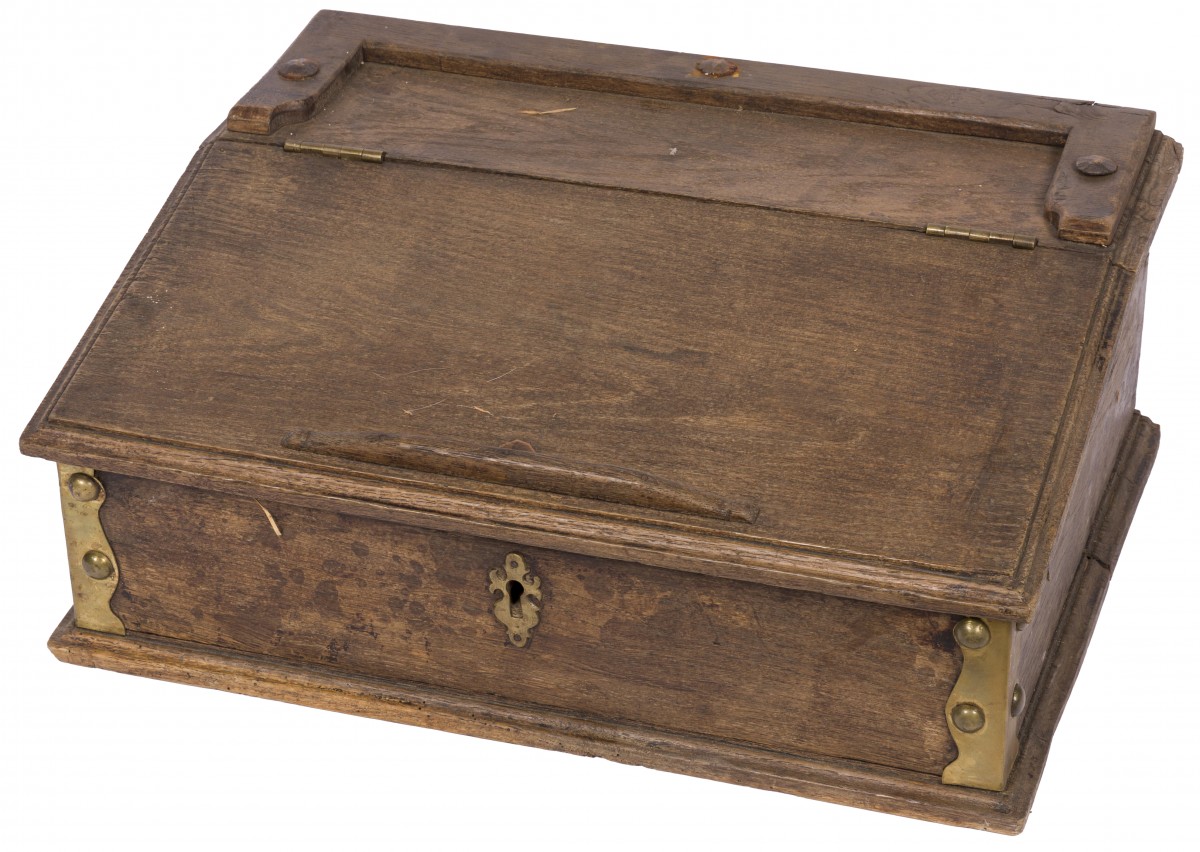 Een koloniale houten lessenaar/ Bijbelstandaard, 19e eeuw.