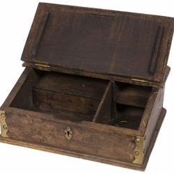 Een koloniale houten lessenaar/ Bijbelstandaard, 19e eeuw.
