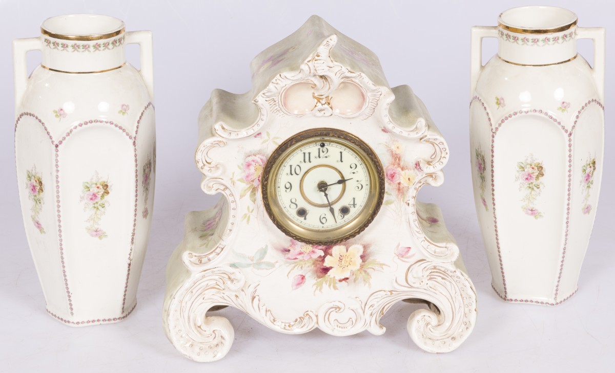 Een (3)-delige Waterbury Clock Co. schouwpendule set, U.S.A., 1e helft 20e eeuw.