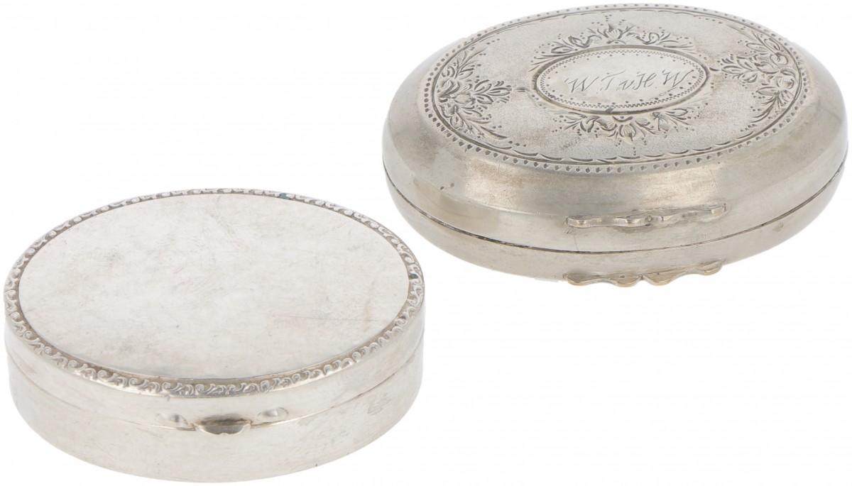 (2) delig lot pepermuntdoosjes zilver.