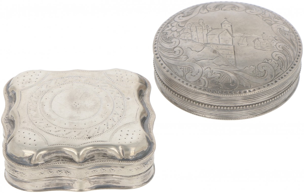 (2) delig lot pepermuntdoosjes zilver.