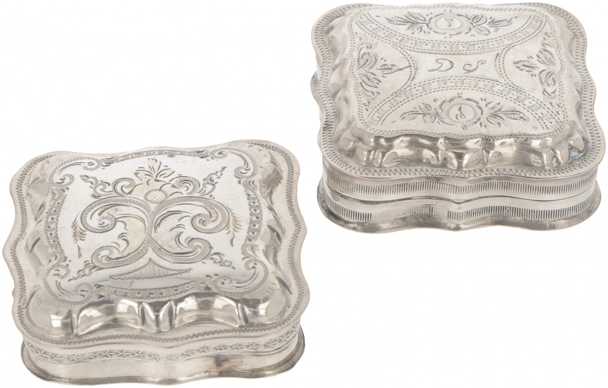 (2) delig lot pepermuntdoosjes zilver.
