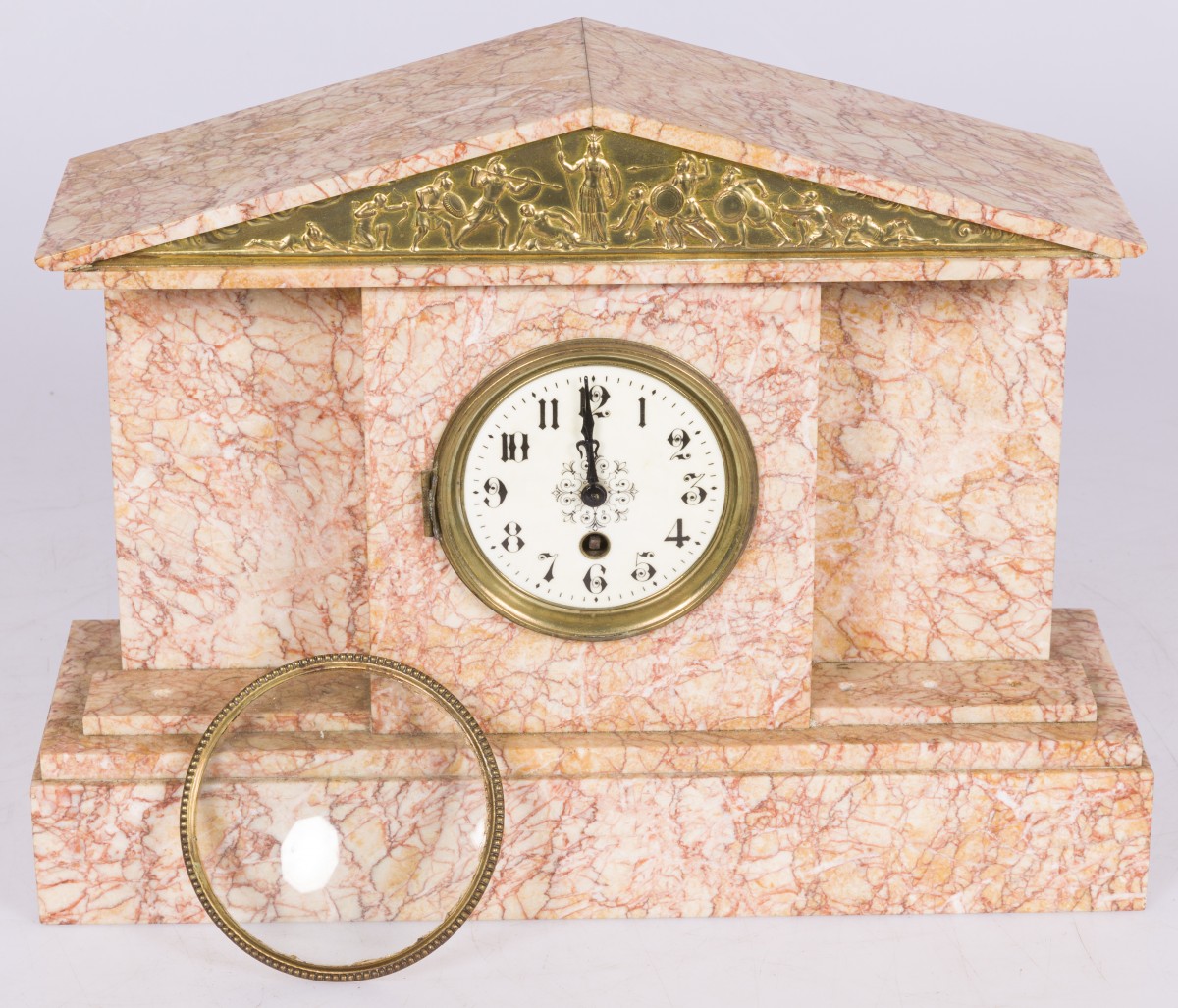 Een marmeren schouwpendule, Frankrijk, ca. 1920.