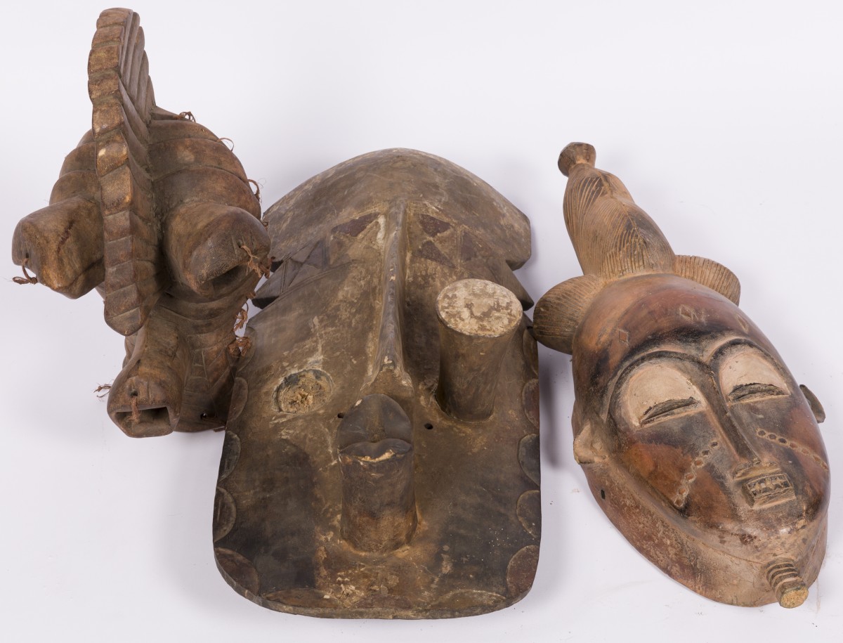 Een lot van (3) West Afrikaanse maskers, 20e eeuw.