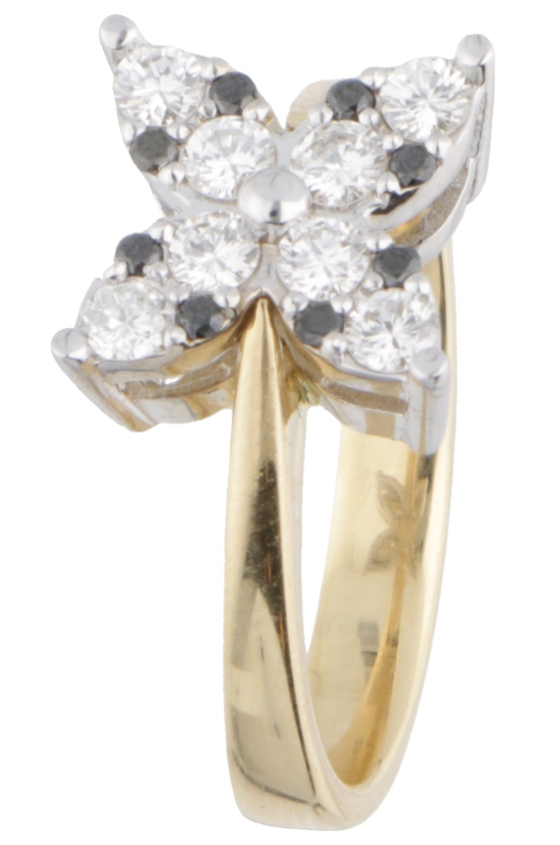 Bicolor gouden ring bezet met ca. 0.44 ct. witte en zwarte diamant in een bloemvormige zetting - 18 kt.