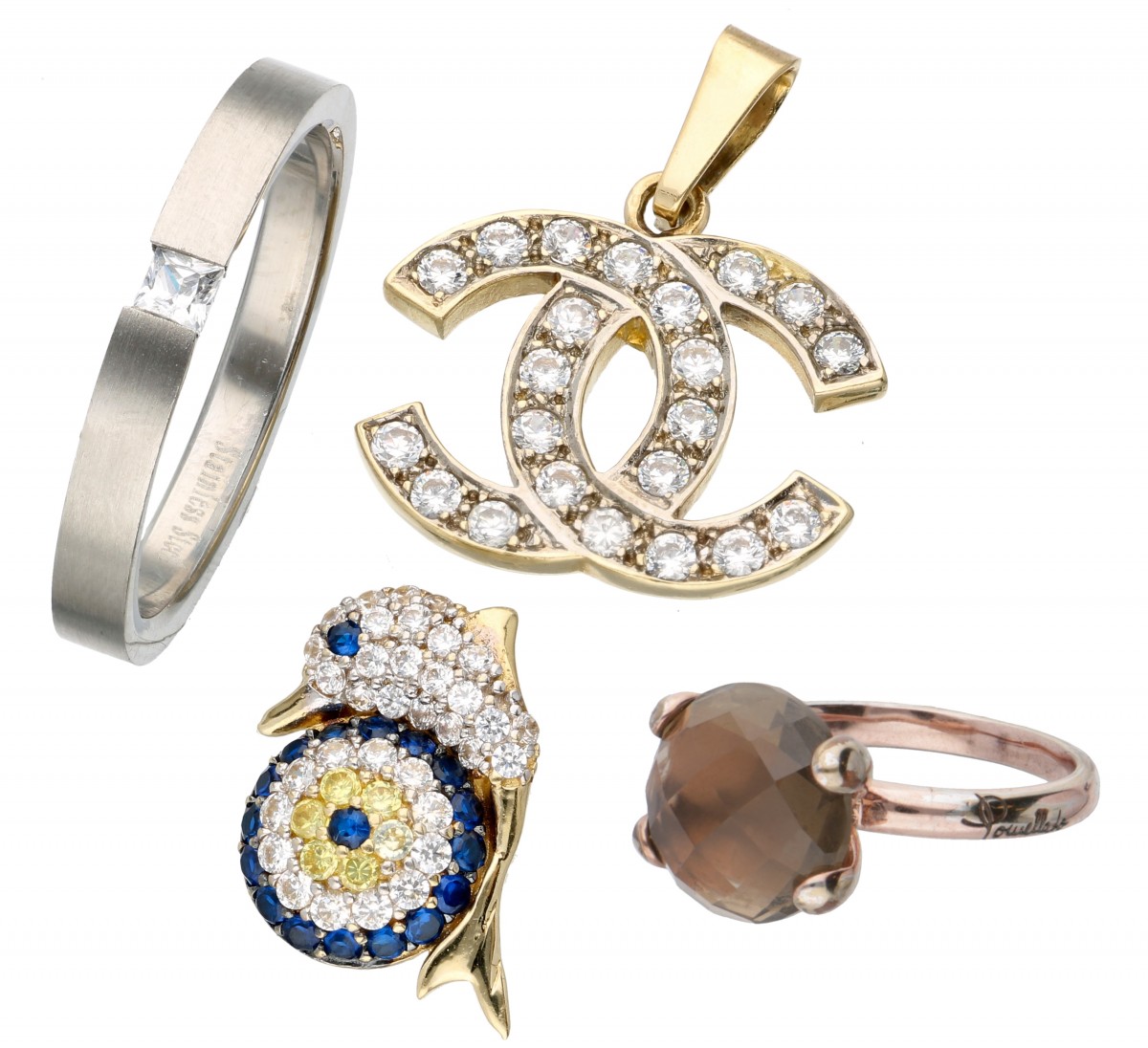 Lot van twee 14 kt. geelgouden hangers, een stalen ring en een vergulde ring met rookkwarts.