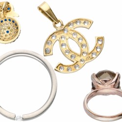 Lot van twee 14 kt. geelgouden hangers, een stalen ring en een vergulde ring met rookkwarts.