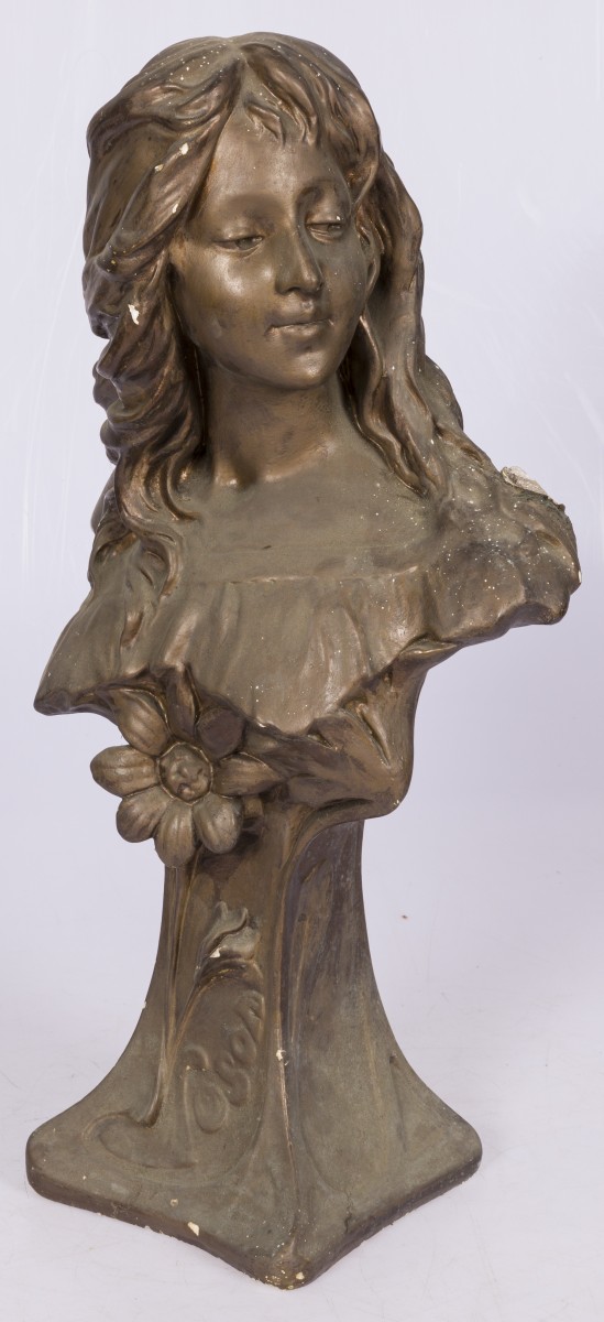 Een gepatineerd gipsen buste van een jongedame, Frankrijk, 20e eeuw.