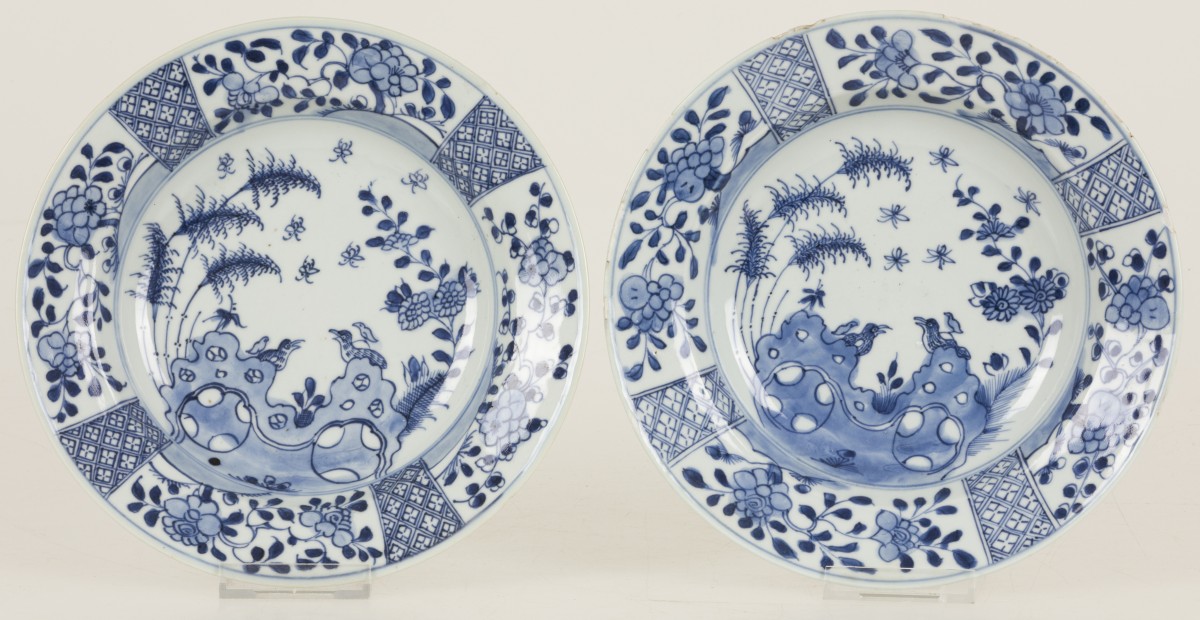 Een set van (2)  porseleinen borden met floraal decor, China, 19e eeuw.