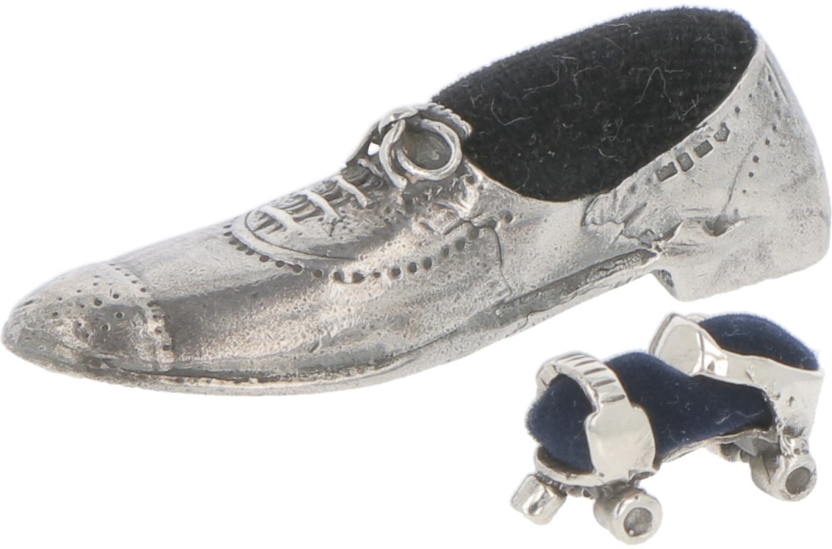 (2) Delig lot speldenkussentjes zilver.