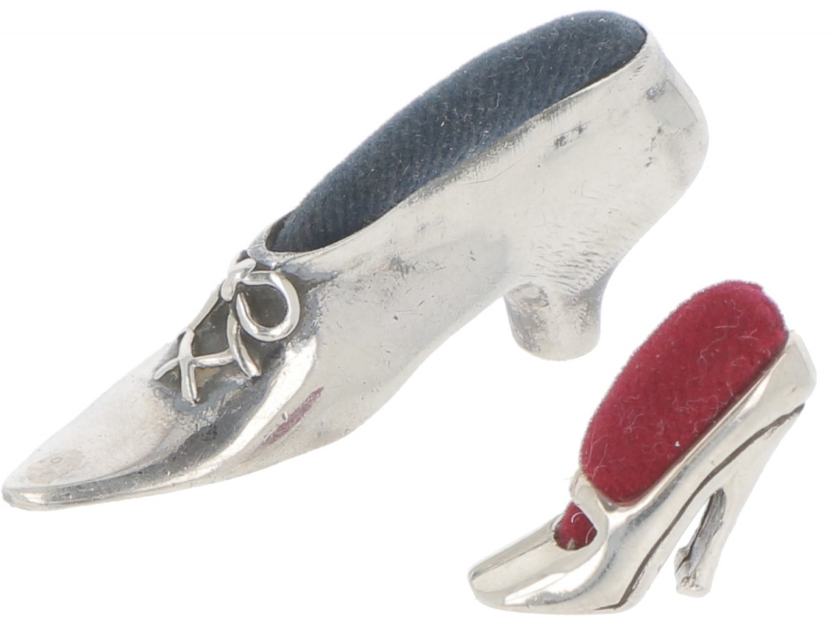 (2) Delig lot speldenkussentjes zilver.