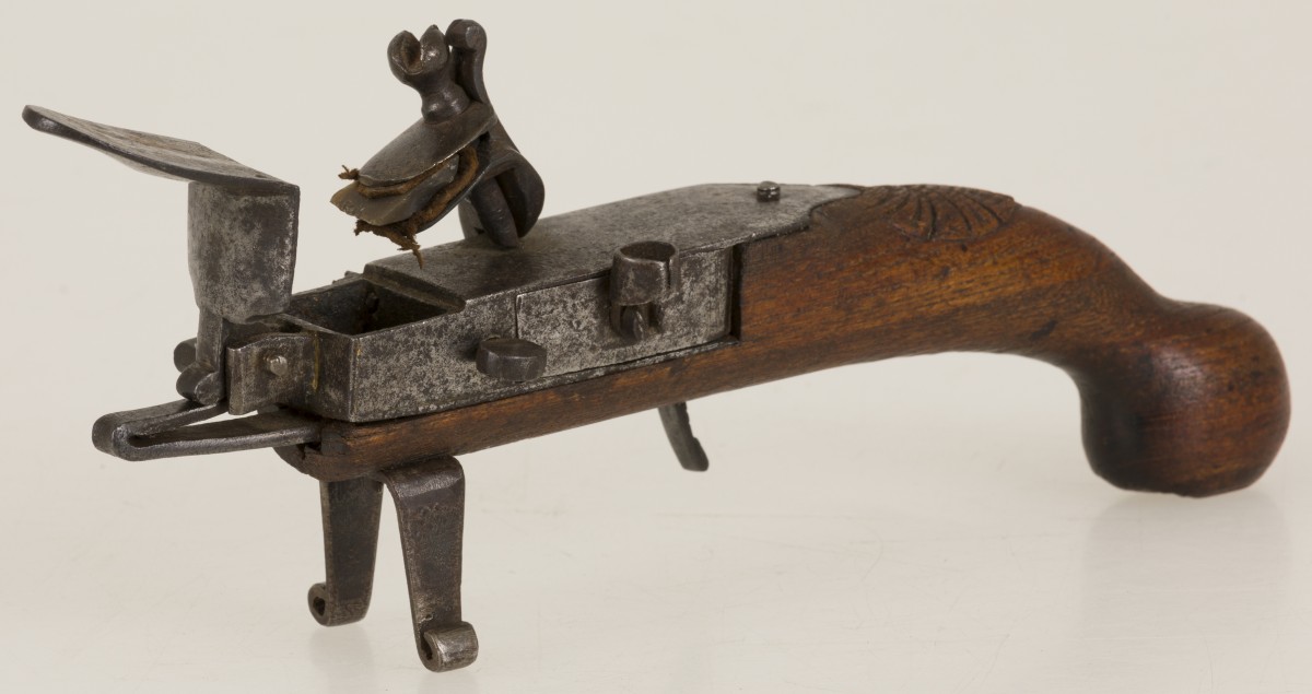 Een vuursteen tondel "pistool" aansteker, U.S.A./ Europa, 19e eeuw.