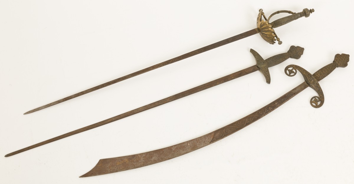 Een lot van (3) diverse Spaanse replica degens en zwaarden, 20e eeuw.