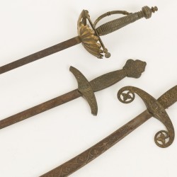 Een lot van (3) diverse Spaanse replica degens en zwaarden, 20e eeuw.