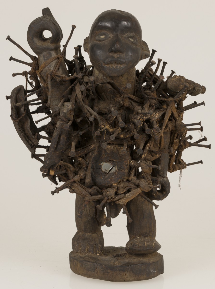 Een grote Afrikaanse spijkerfiguur fetish (Nkisi), Yombe-stam, D.R. Congo, mid. 20e eeuw.