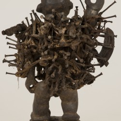 Een grote Afrikaanse spijkerfiguur fetish (Nkisi), Yombe-stam, D.R. Congo, mid. 20e eeuw.
