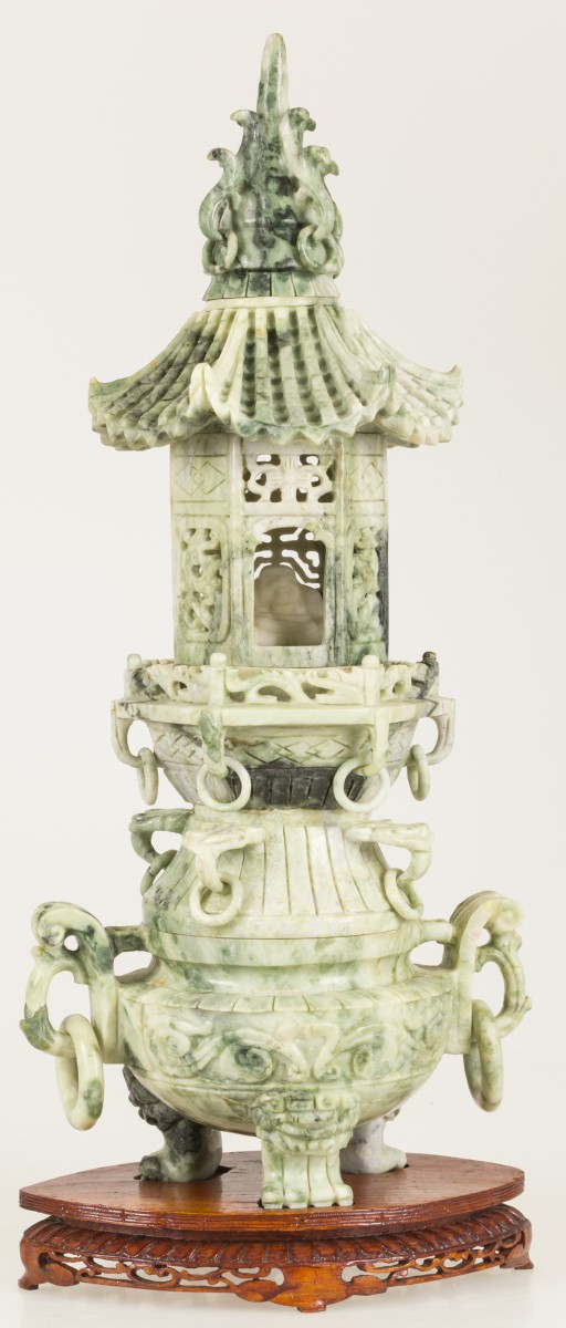 Een spekstenen pagode, China, 20e eeuw.
