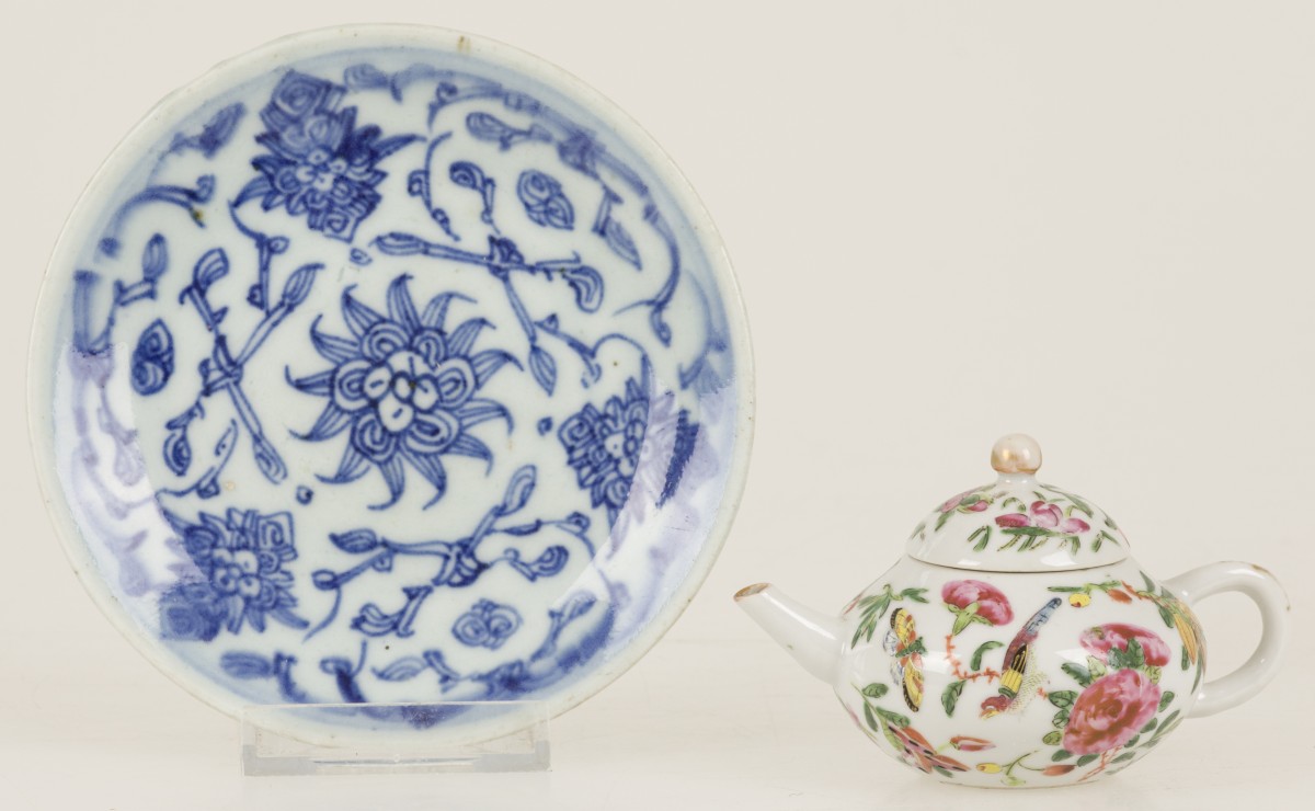 Een porseleinen miniatuur theepotje met Kanton decor en daarbij een floraal gedecoreerd schoteltje, China, eind 19e eeuw.