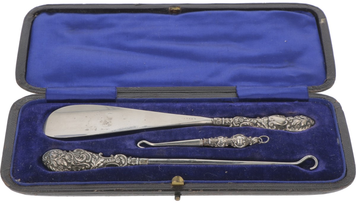 (3) delige set schoenlepel en veterhaken zilver.