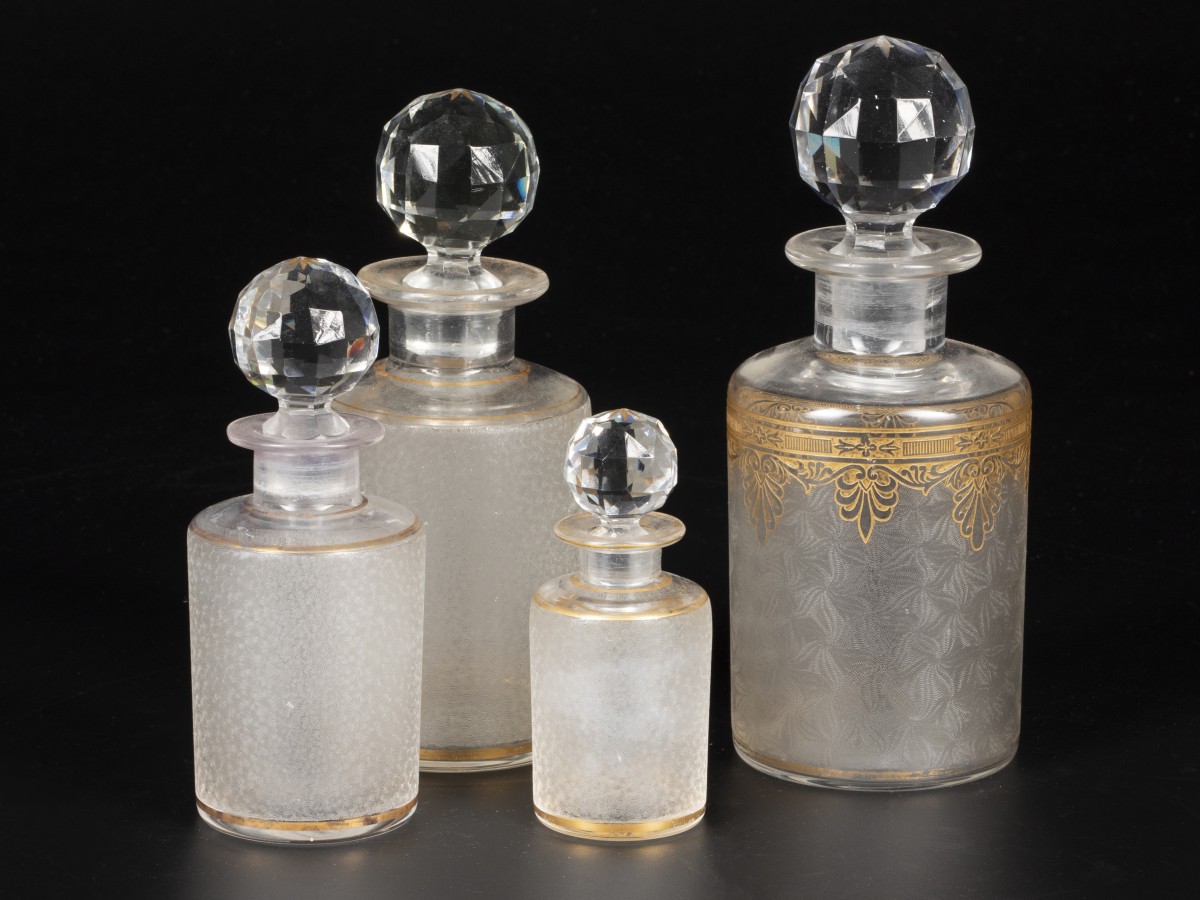 Een (4)-delig lot kristallen karaffen, Frankrijk, begin 20e eeuw.