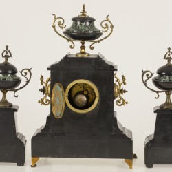 Een zwart marmeren (3)-delige schouwpendule set, Frankrijk, circa 1900.