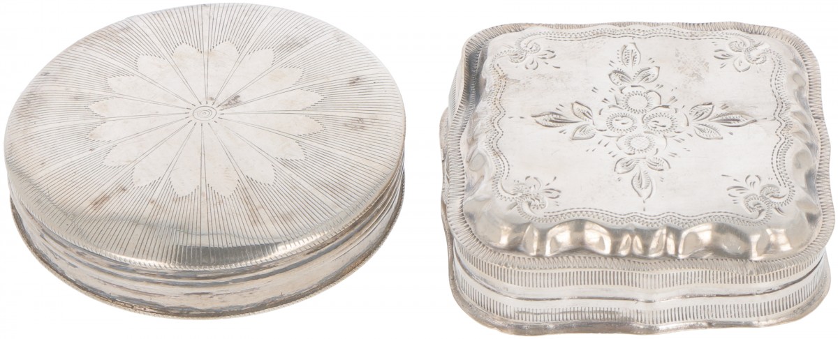 (2) delig lot pepermunt doosjes zilver.