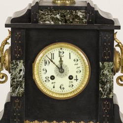 Een zwart marmeren (3)-delige schouwpendule set, Frankrijk, circa 1900.