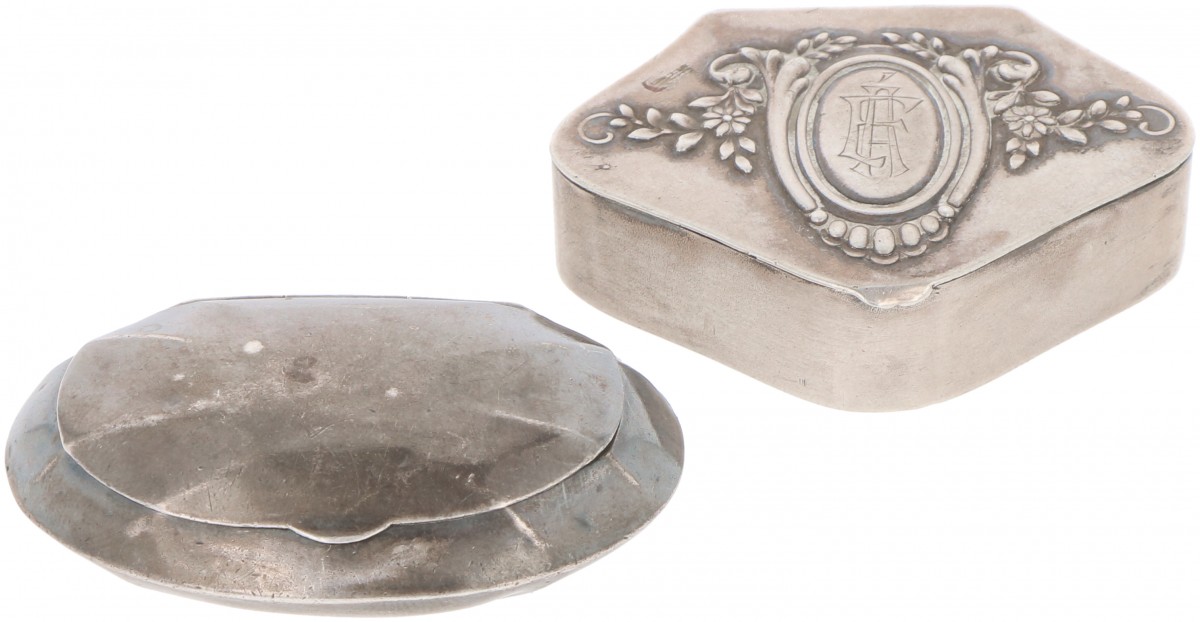(2) delig lot pillen- / pepermuntdoosjes zilver.