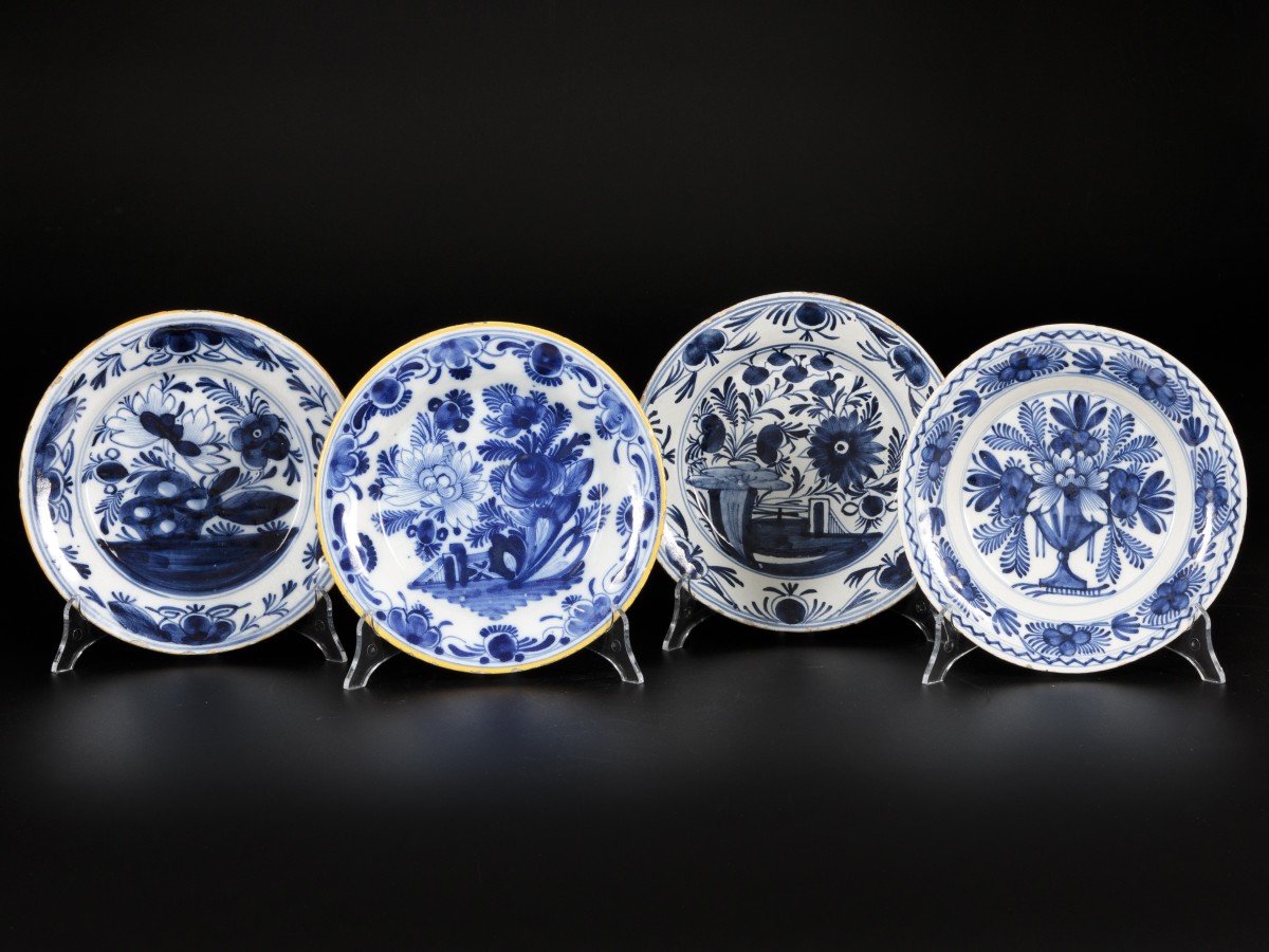 Een lot bestaande uit (4) Delftse schotels met blauw-wit decor, Holland, 18e eeuw.