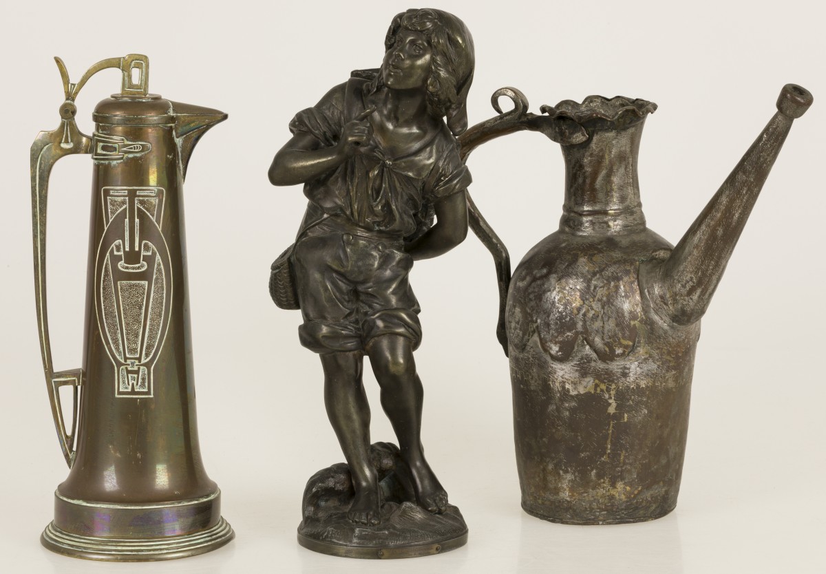 Een lot van een ZAMAK sculptuur en daarbij (2) schenkkannen, Frankrijk(?), eind 19e eeuw en later.