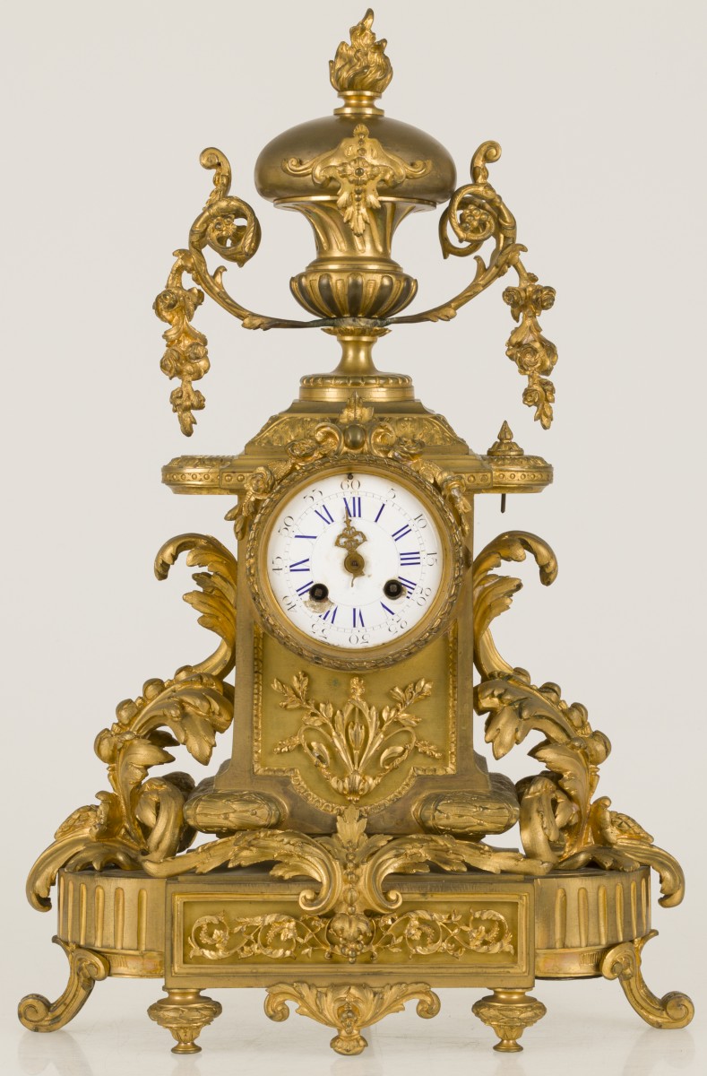 Een vergulde Louis XVI-stijl schouwpendule, Frankrijk, eind 19e eeuw.