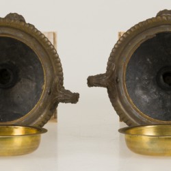 Een (3)-delige ZAMAK schouwset, een pendule en (2)cassolettes, Frankrijk, 1e helft 20e eeuw.