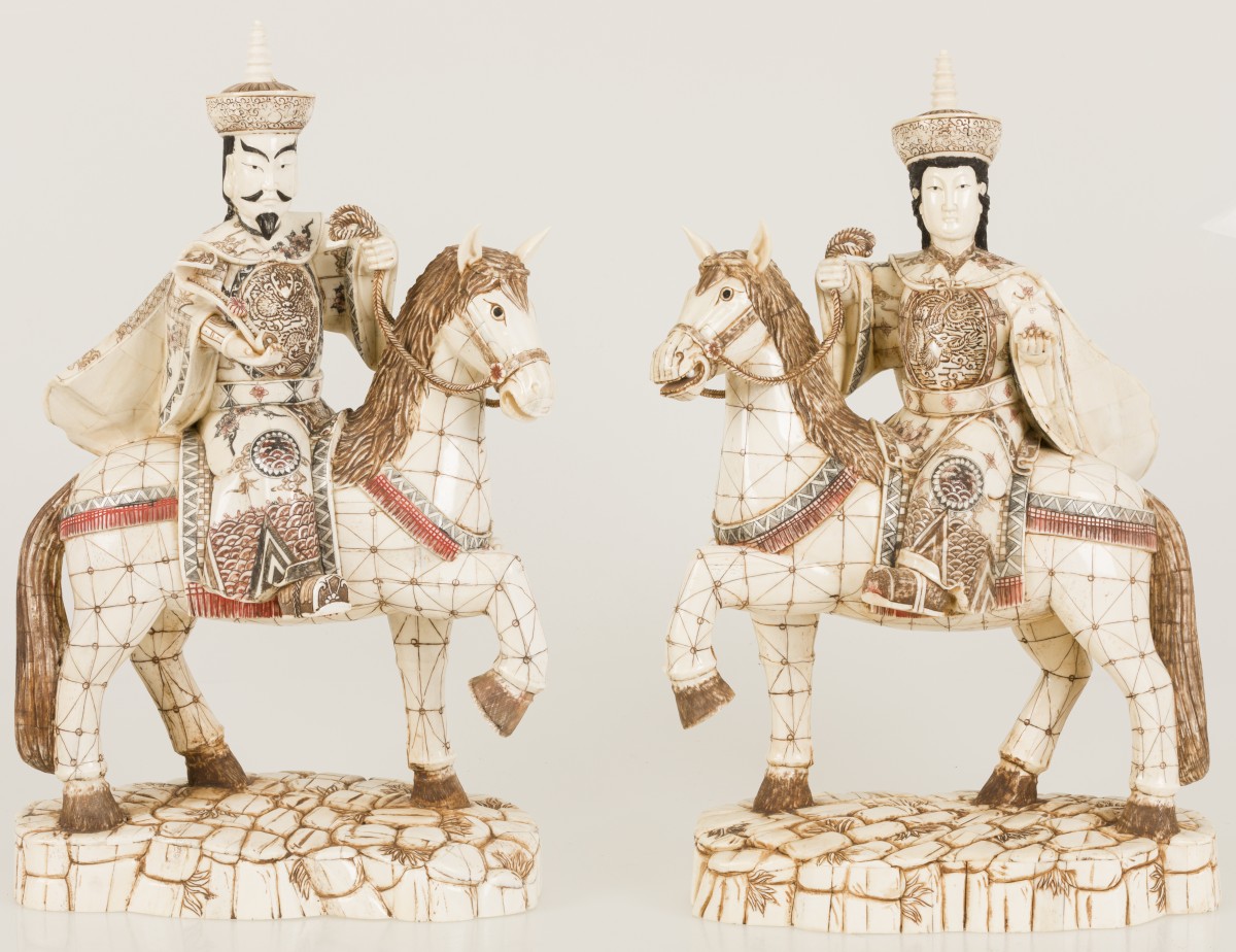 Een set van (2) paarden vervaardigd in been, China, eind 20e eeuw.