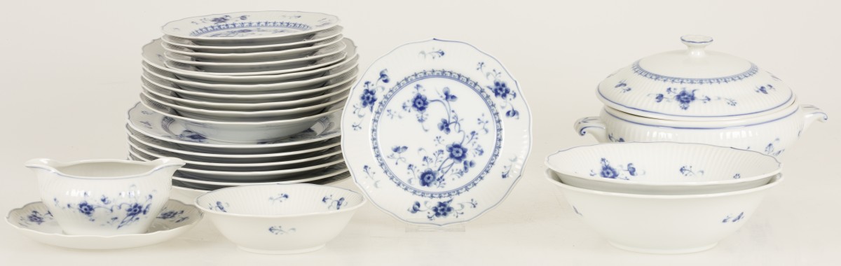 Een (23) delig lot "Victoria Blue" serviesdelen, 20e eeuw.