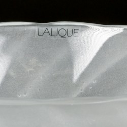 Een Lalique satijnglazen tazza, gemerkt: Lalique, Frankrijk, 20e eeuw.