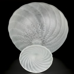Een Lalique satijnglazen tazza, gemerkt: Lalique, Frankrijk, 20e eeuw.