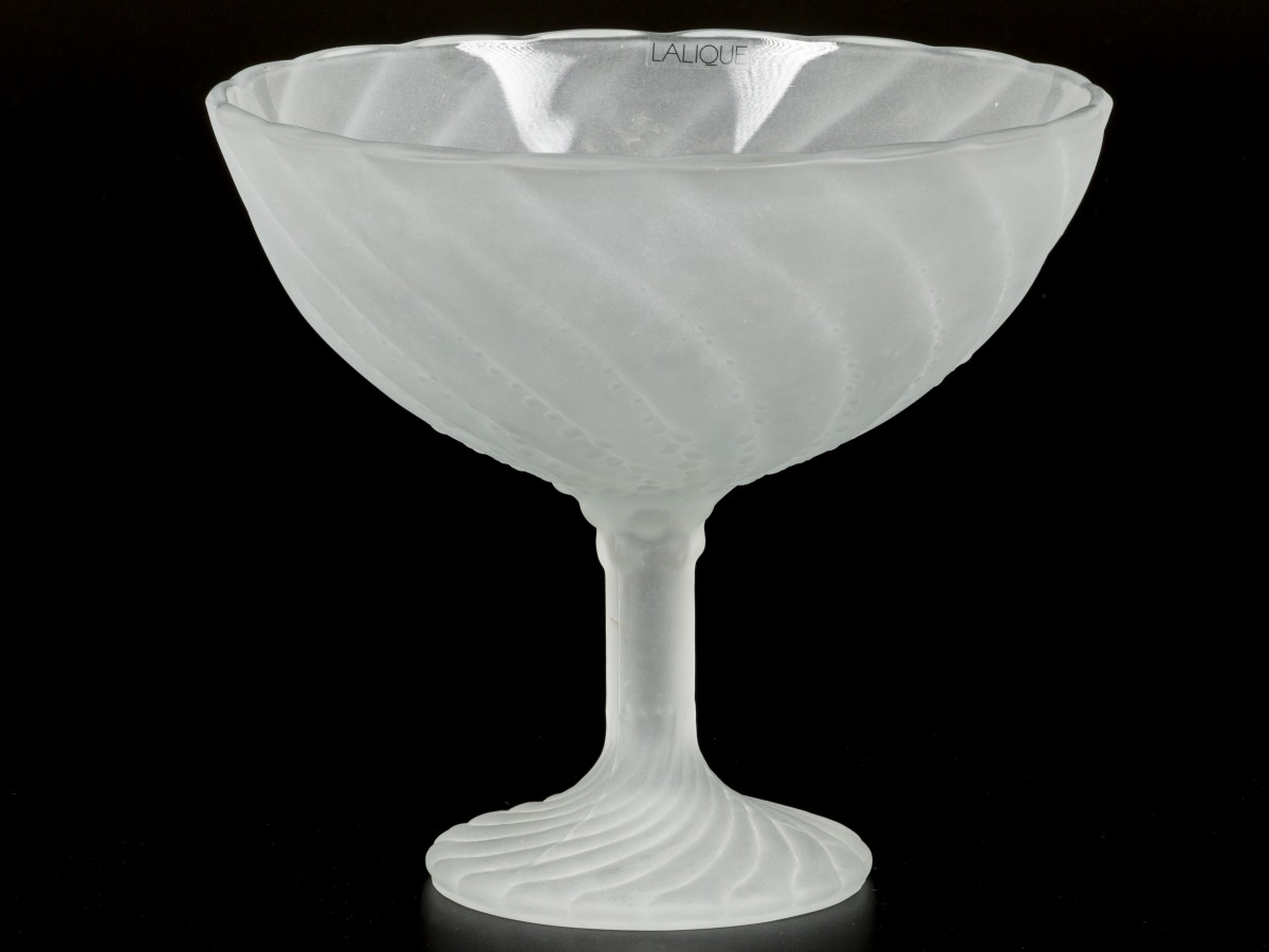 Een Lalique satijnglazen tazza, gemerkt: Lalique, Frankrijk, 20e eeuw.