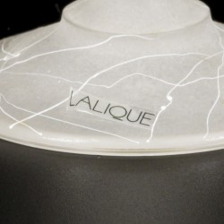 Een Lalique satijnglazen dekselbokaal op voet, gemerkt: Lalique, Frankrijk, 20e eeuw.