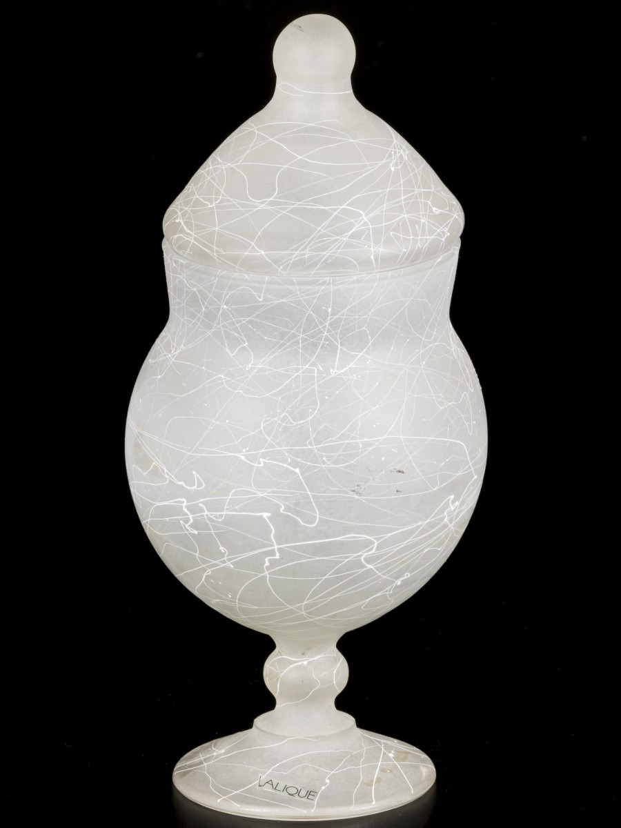 Een Lalique satijnglazen dekselbokaal op voet, gemerkt: Lalique, Frankrijk, 20e eeuw.