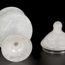 Een Lalique satijnglazen dekselbokaal op voet, gemerkt: Lalique, Frankrijk, 20e eeuw.